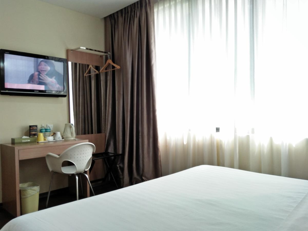 Baguss City Hotel Τζόχορ Μπάχρου Εξωτερικό φωτογραφία